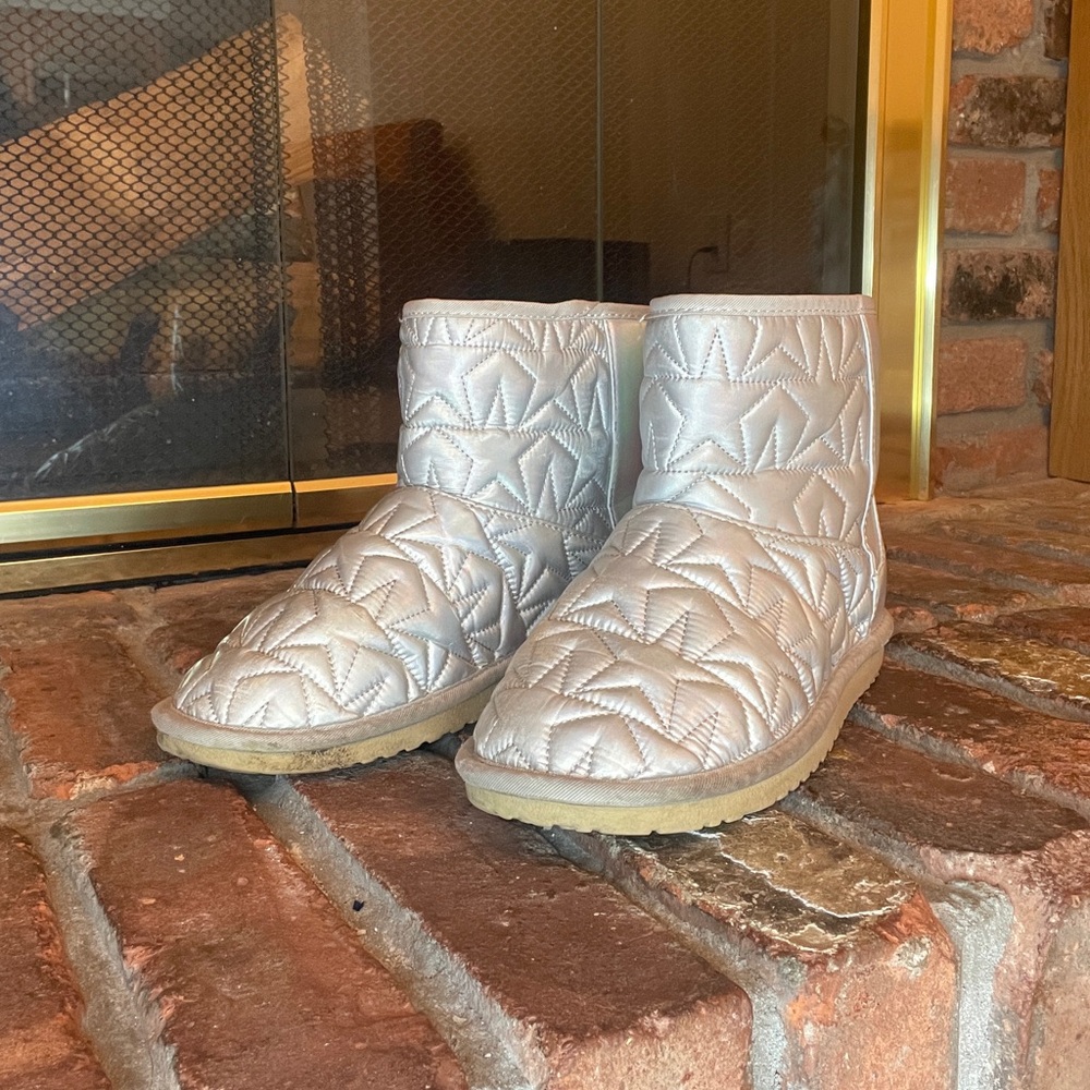 Taavi ‘s Threads: Girls Metallic Star Chalet Booties